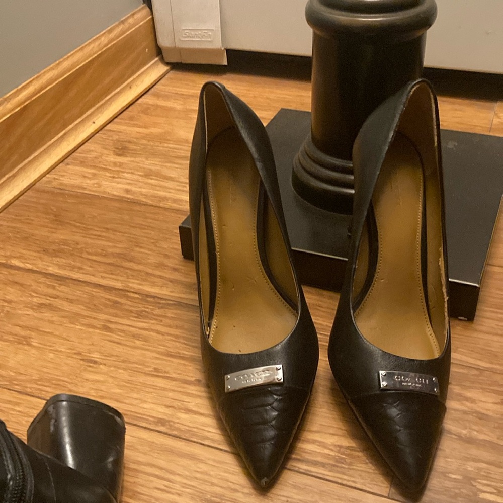 Black pumps